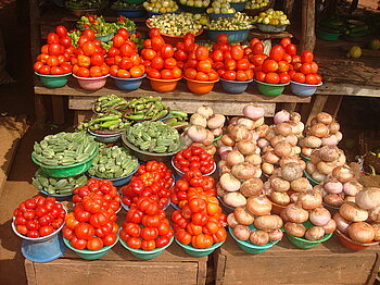 Elfenbeinküste Essen typisch Marktstand mit Tomaten, Zwiebeln und Okraschoten